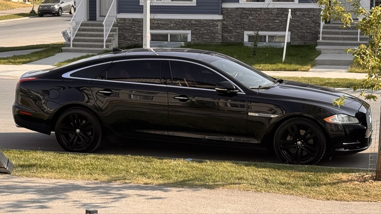 Jaguar XJL Portfolio 2019 in Black, side view